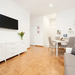 White Flat Labicana Rzym